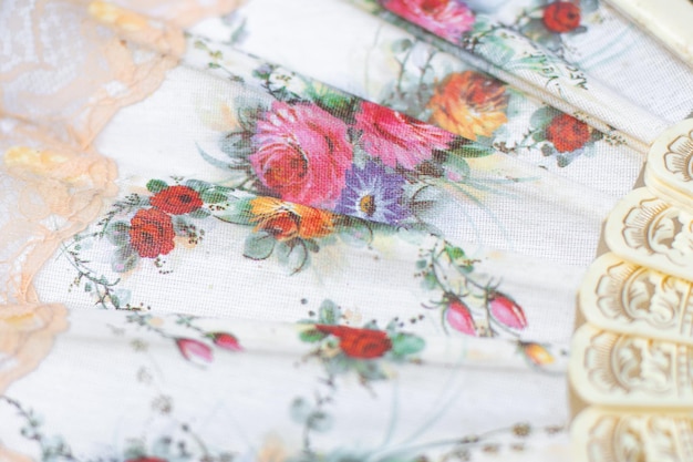 Kolorowy haft na lnianej tkaninie